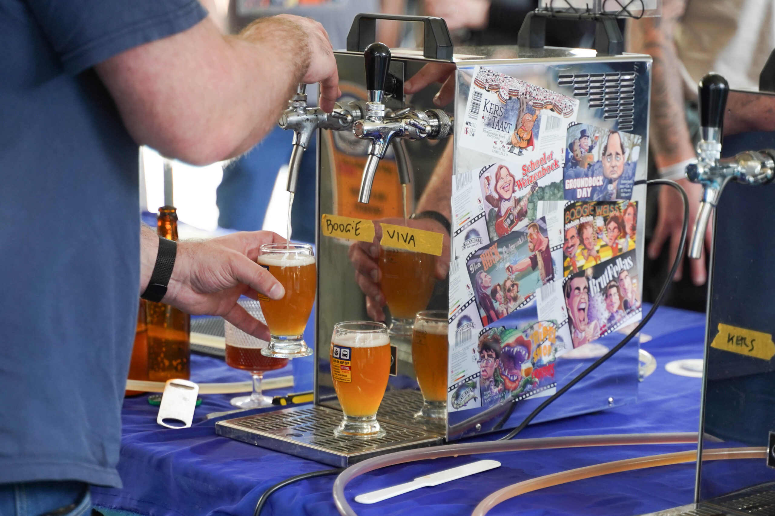 Biertap met ingeschonken proefglaasjes.