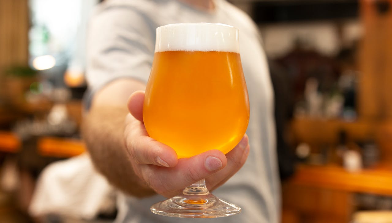 Glas met een speciaalbier van lichte kleur