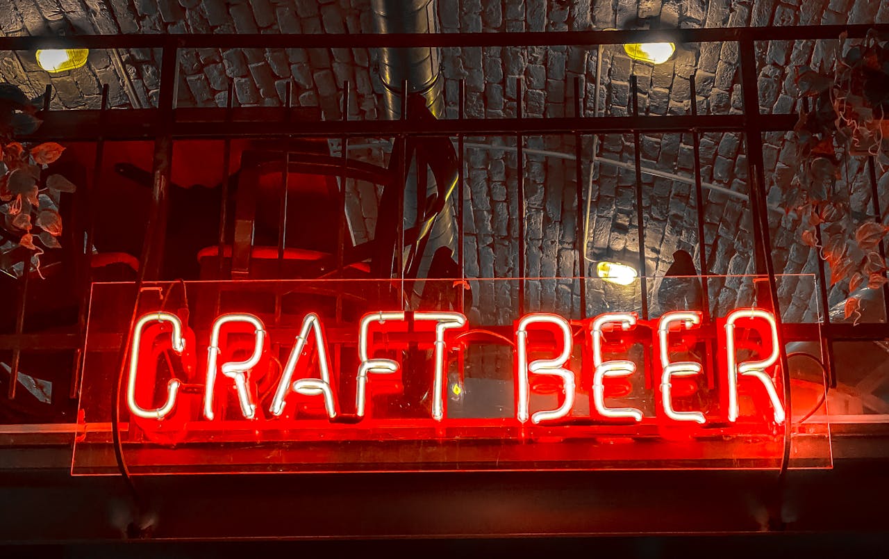 Craft beer in neon-letters aan de muur